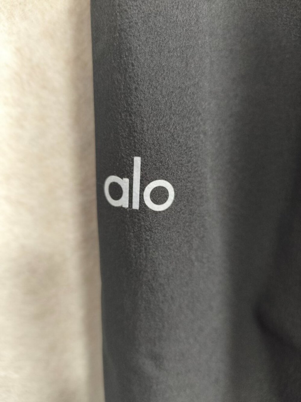 Alo Yoga Black Suit Up TrouseršMinimal Everyday Essential Pants (Regular)š - Picture 4 of 8